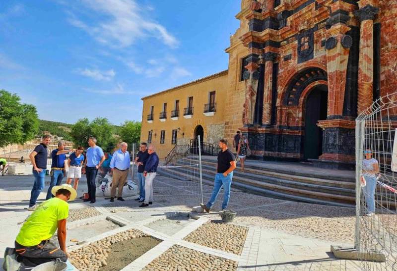 Caravaca revitalises Castle esplanade with traditional stone paving