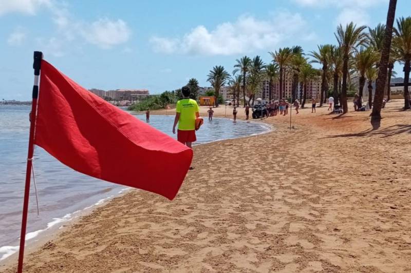 Red flag raised to stop swimmers going in the water at Villas Caravaning beach after E. coli detected