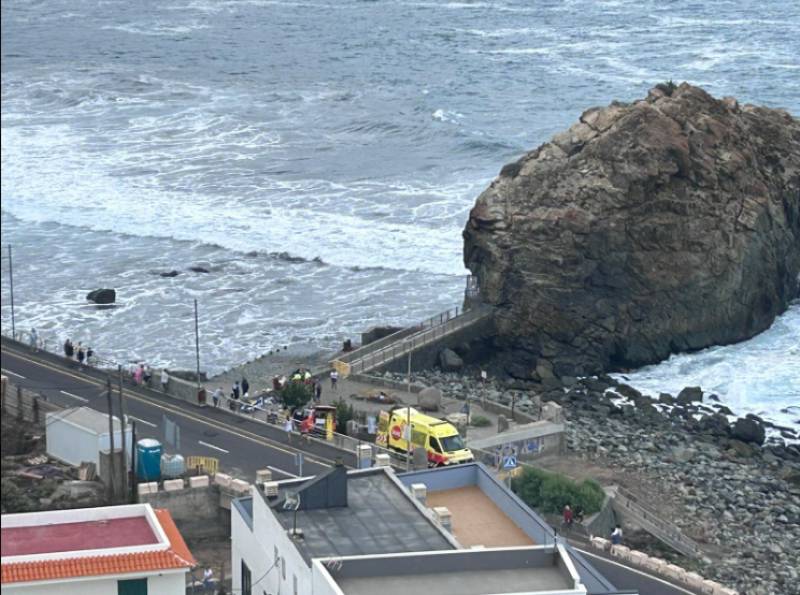 VIDEO: Tourists swept to sea, three killed as freak waves hit Canary Islands