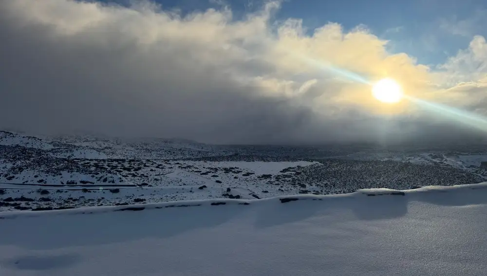 Storm Emilia blankets Teide in snow not seen since 2016
