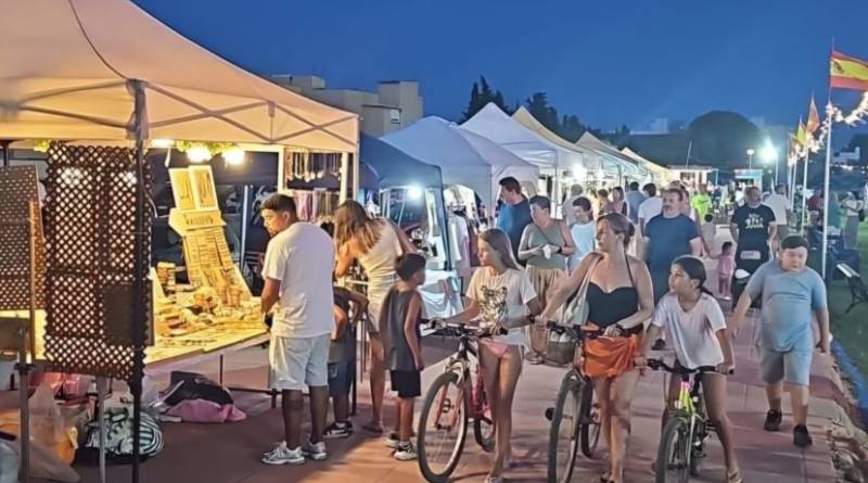 Until August 24 Arts and crafts market in Islas Menores