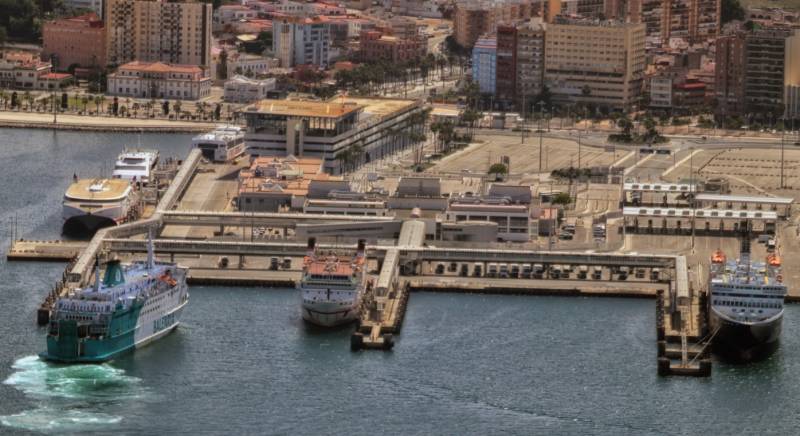 Mother and daughter die after car plunges into sea at Cádiz ferry port